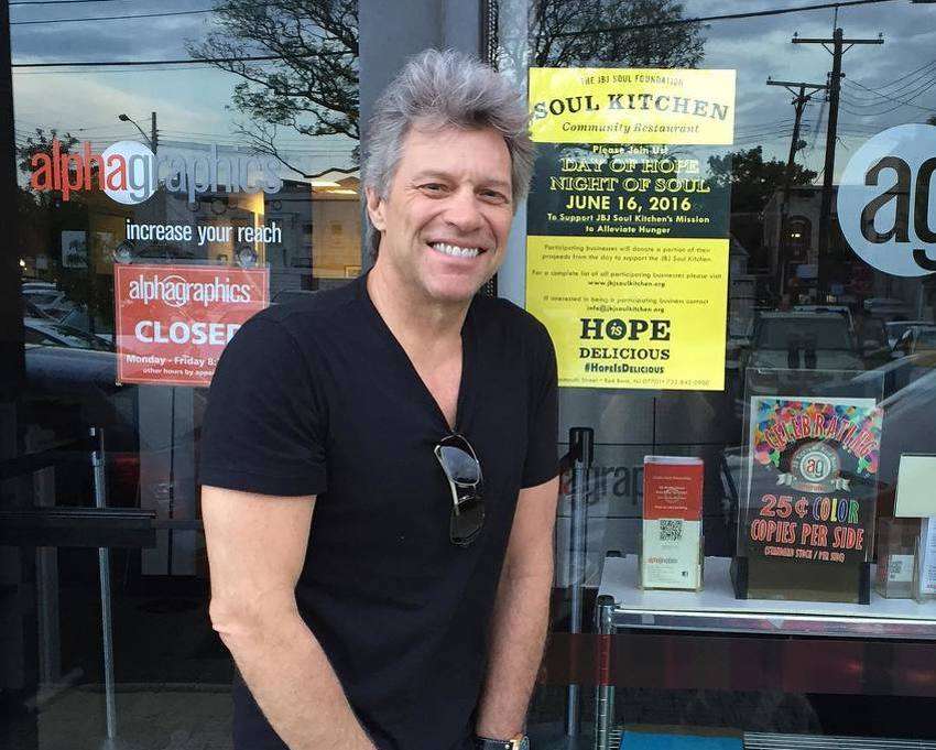Bamirësi Jon Bon Jovi: Ofron ushqim falas për punëtorët shtetërorë pa rroga për shkak të bllokadës