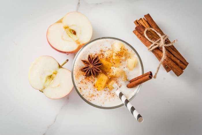 Smoothie me mollë dhe kanellë
