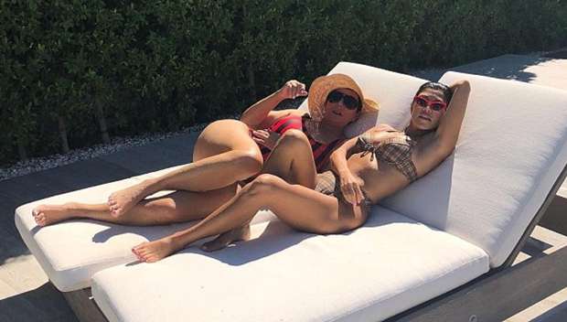 Kourtney dhe Kris pozojnë së bashku