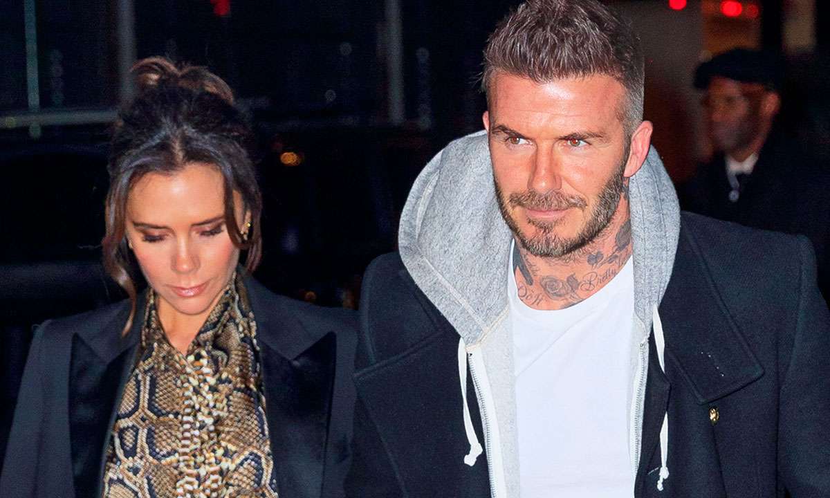 Victoria Beckham e buzëqeshur - në paraqitjen e rrallë me bashkëshortin