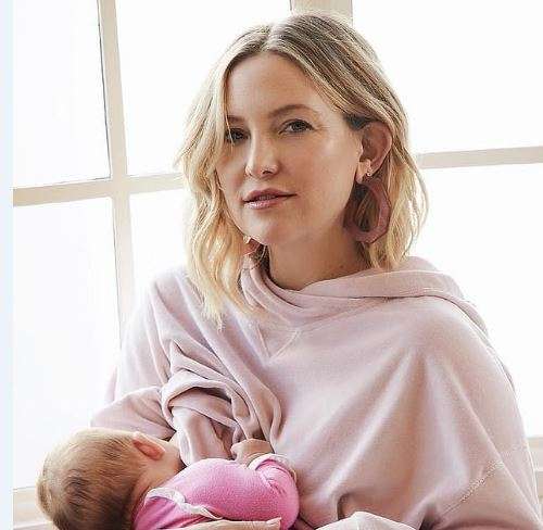 Kate Hudson ushqen foshnjën e saj teksa punon