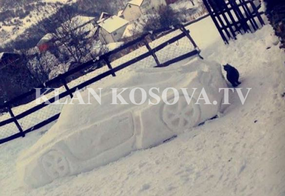Djaloshi nga Kaçaniku krijon veturë nga bora (VIDEO)