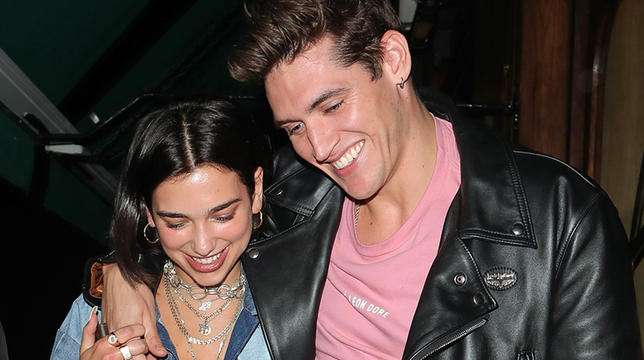 Dua Lipa “kafshon” të dashurin (FOTO)