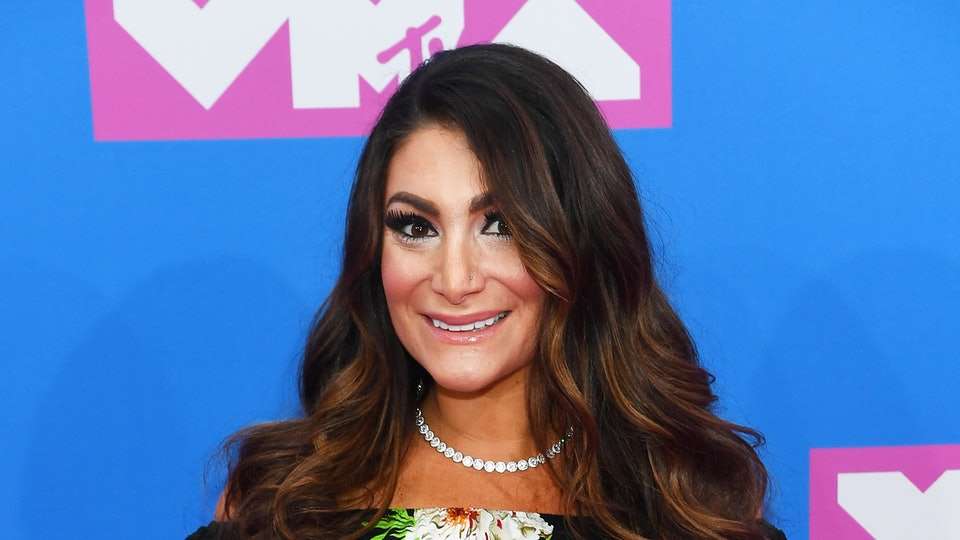 Deena Cortese bëhet nënë