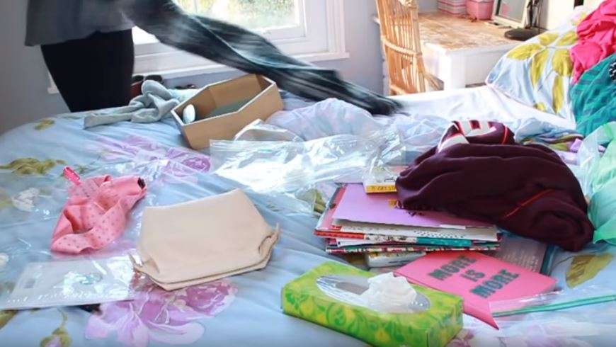 Ja si duhet të pastroni dhomën shpejtë dhe mirë (VIDEO)