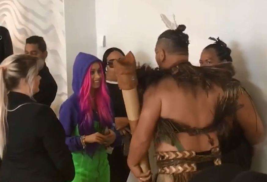Cardi B pritet me përshëndetjen “Maori” në Zelandën e Re