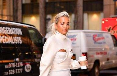 Rita Ora thyen kufijtë e modës