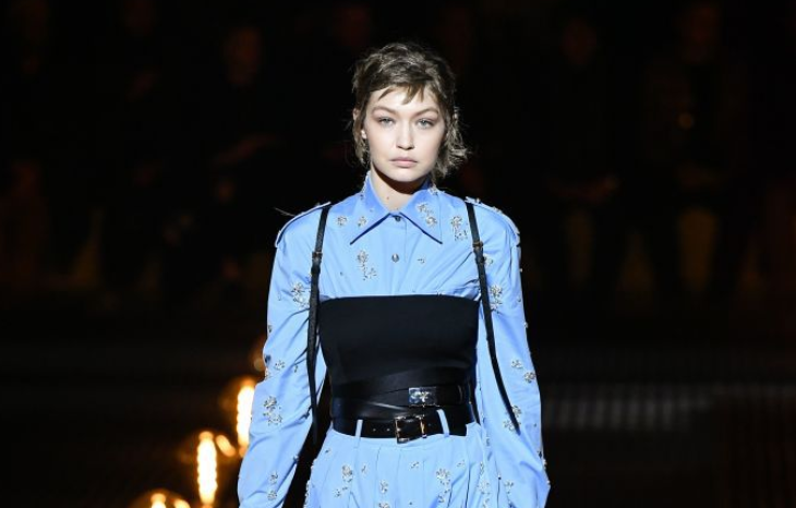 Gigi Hadid për herë të parë sfilon për Prada