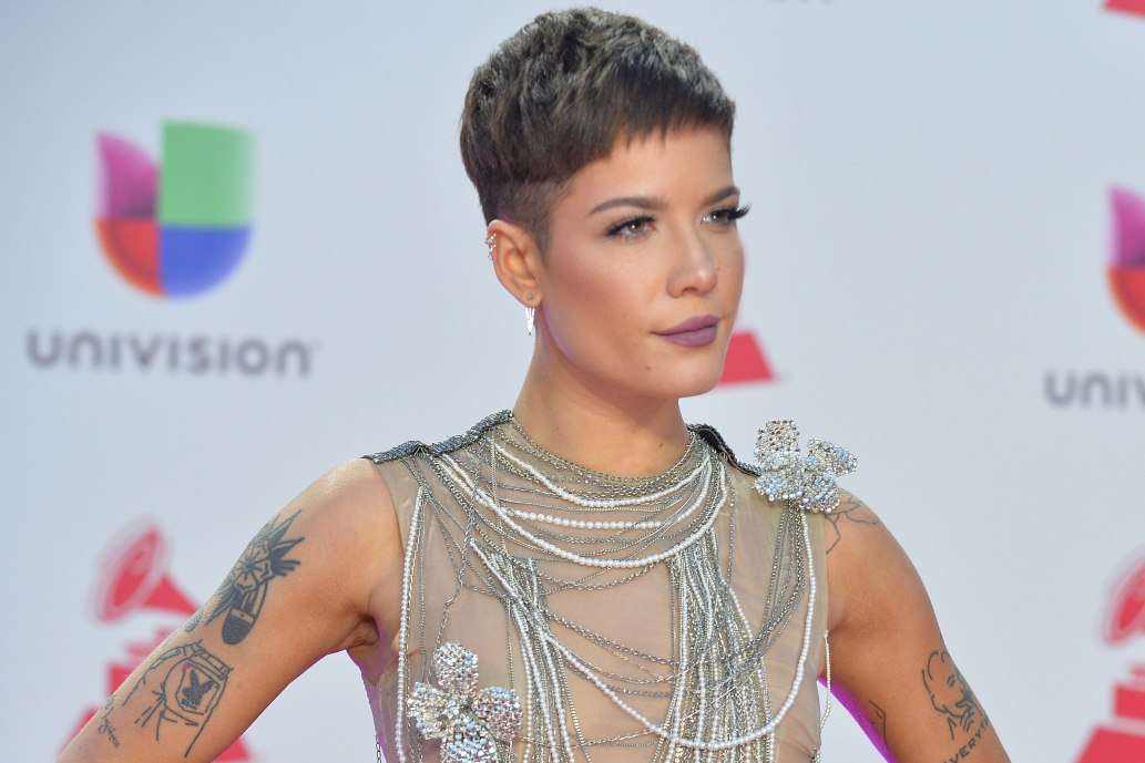 Halsey e thyen hundën