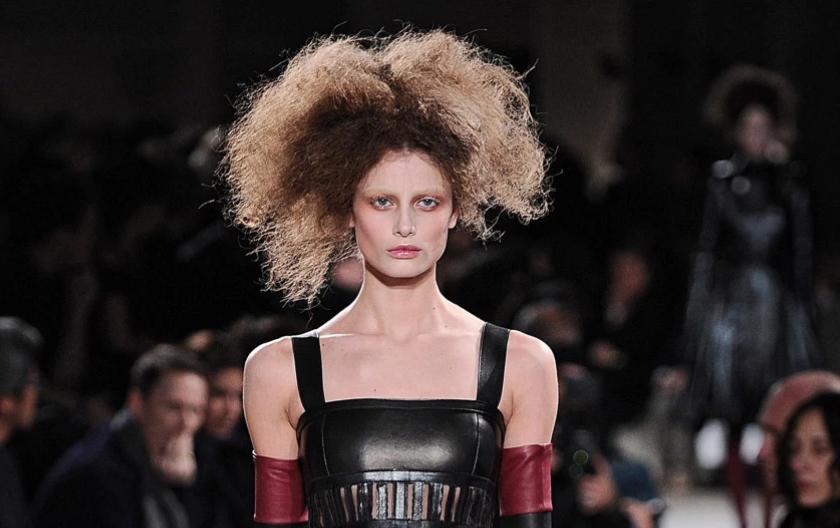 Taylor Hill qau kur u detyrua t’i “fshijë” vetullat në një shfaqje mode
