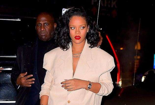 Rihanna thyen ligjet e modës