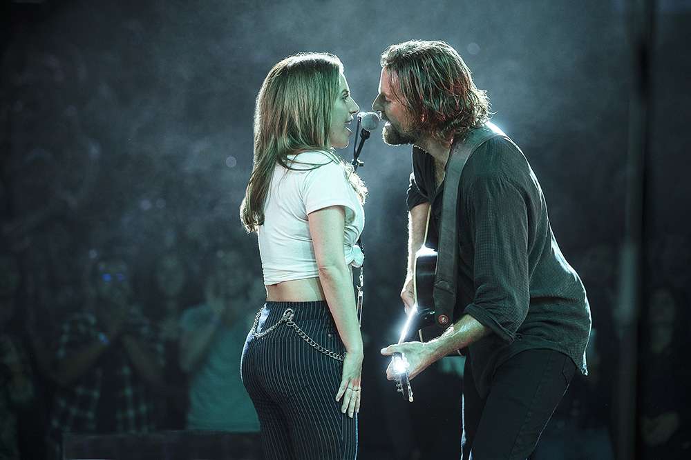 “Shallow” për herë të parë këndohet para publikut (VIDEO)