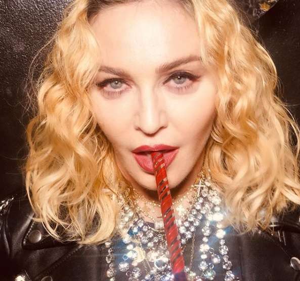 Madonna bëhet zeshkane? (FOTO)