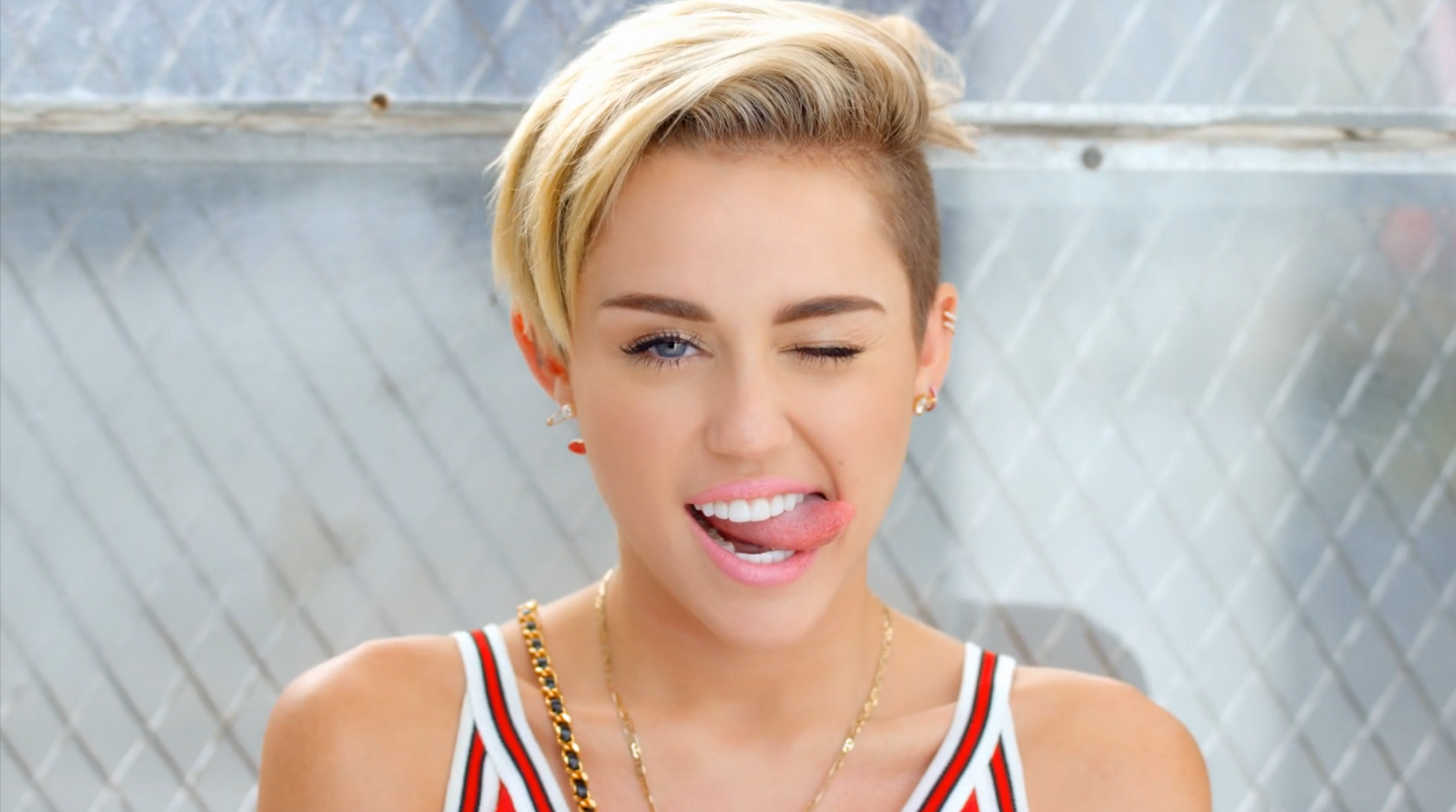 Miley Cyrus me një tatuazh provokativ