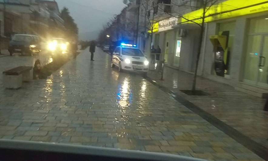 Tepelenë: Grabitet banka me rroba ushtarake