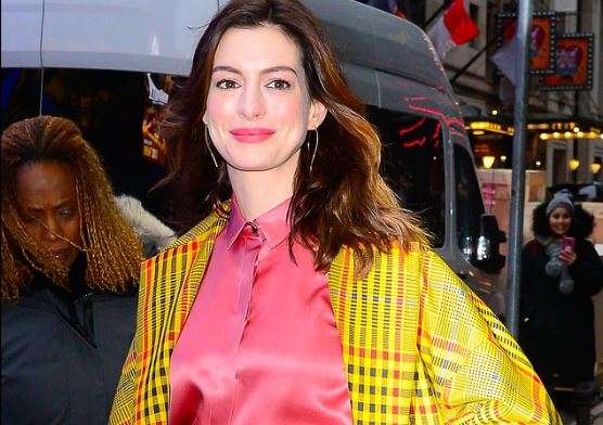 Anne Hathaway vazhdon promovimin e filmit "Serenity"