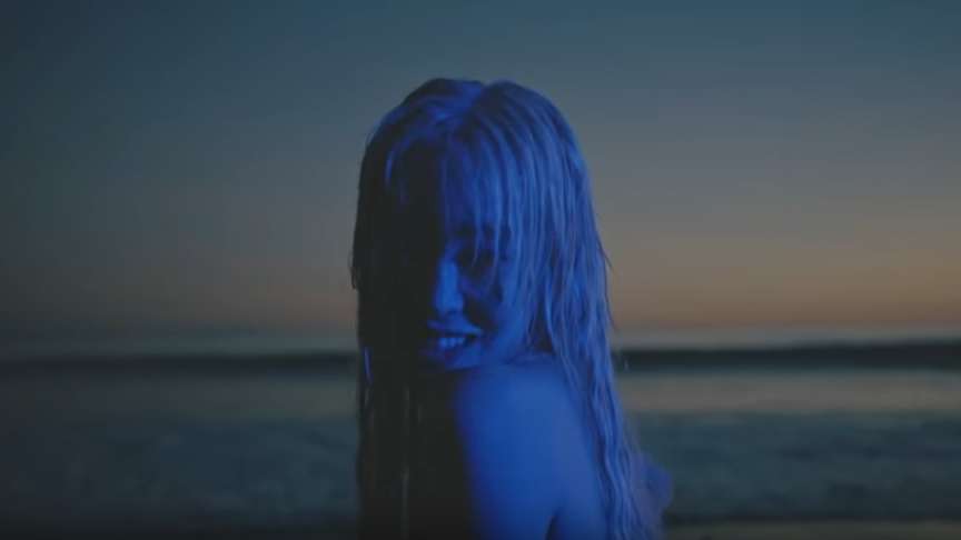 Tiffany Young publikon videoklip të ri (VIDEO)