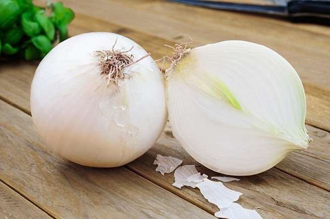 Lëreni një qepë të qëruar në dhomë, absorbon bakteret dhe ulë gjasat për ftohje
