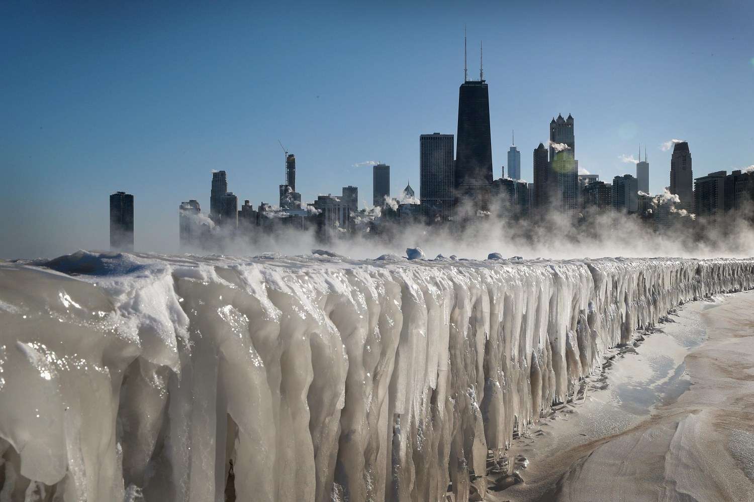 Chicago bën aq ftohtë! Uji i nxehtë ngrin në pak çaste (VIDEO)