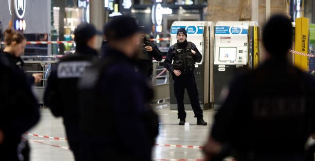 Sulm me thikë në Paris plagosen gjashtë persona Klan Kosova