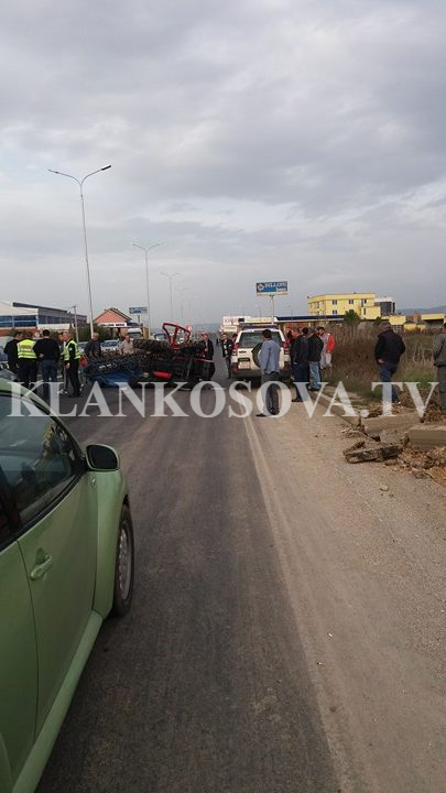 Aksidentohet Një Traktor Në Magjistralen Prishtinë Pejë Klan Kosova