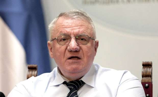 Vojislav Sheshel s'mund ta durojë humbjen: Ja si i quan Xhakën e Shaqirin –  Klan Kosova