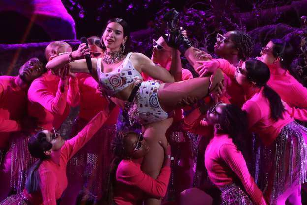 Dua Lipa e do Pink derisa Jack Whitehall e do babain e Duas