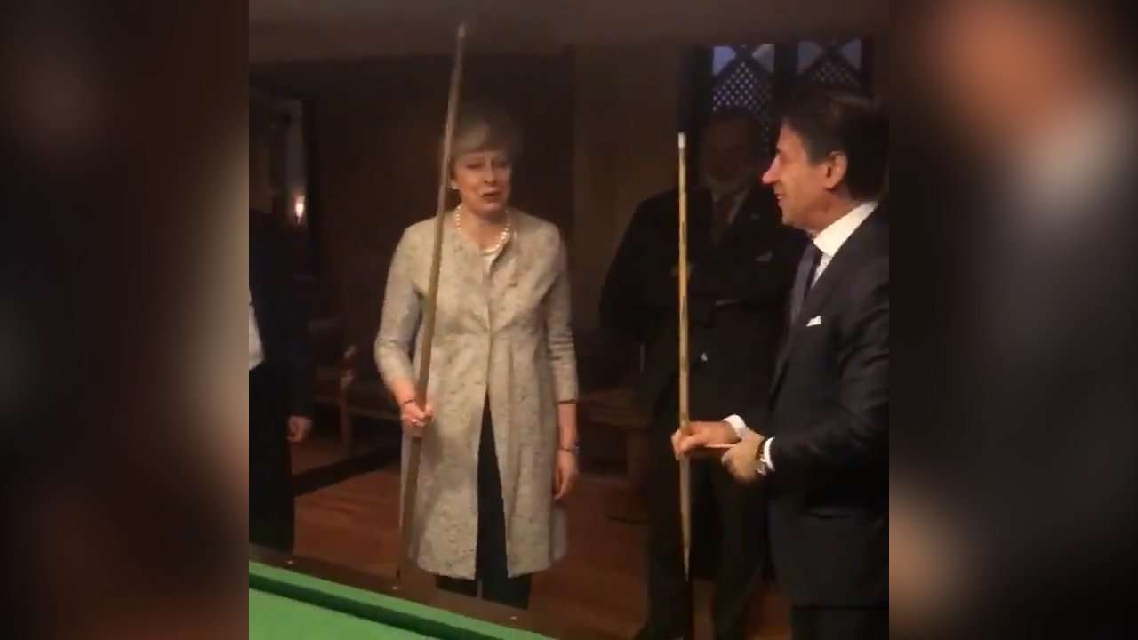 Kryeministrja Theresa May “sfidohet” në bilardo nga homologu italian (VIDEO)