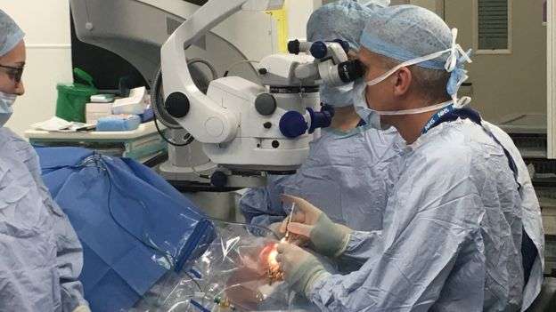 Terapia e gjeneve, realizohet ndërhyrja e parë për parandalimin e verbërisë