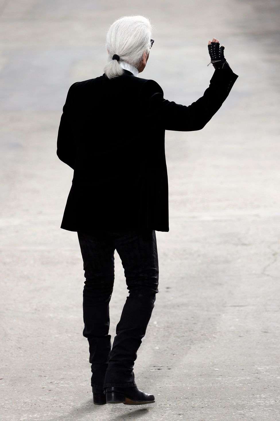 Jeta e dizajnerit ikonik Karl Lagerfeld përmes fotografive!