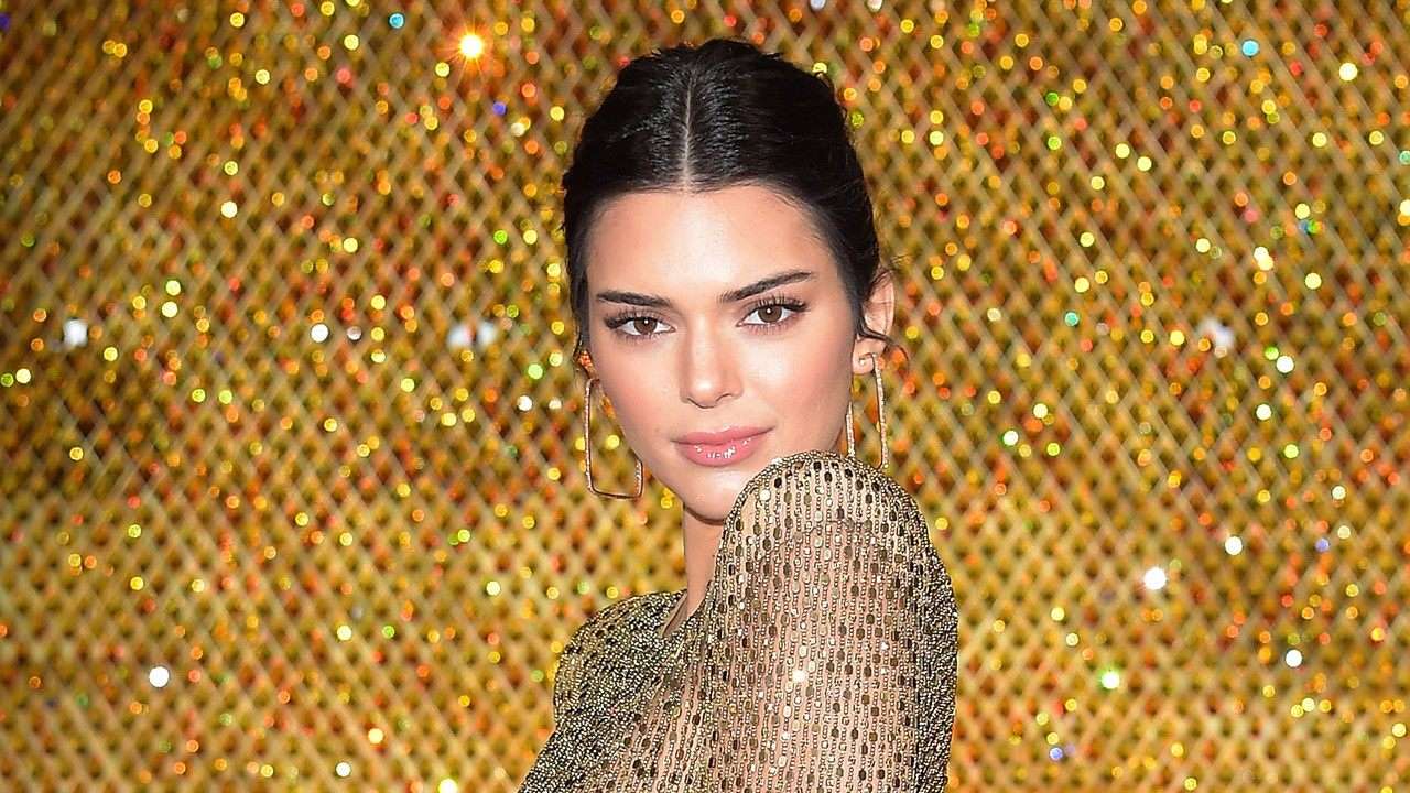Kendall Jenner zhvishet për “Versace” (FOTO)