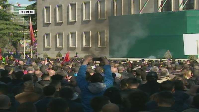 Përshkallëzohet protesta, turma çan kordonin dhe sulmon hyrjen e kryeministrisë