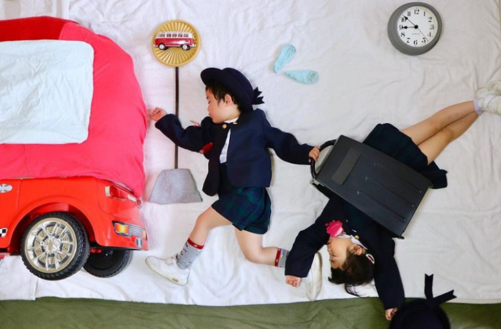 Nëna japoneze që e kthen gjumin e binjakëve në art plot aventura (FOTO)