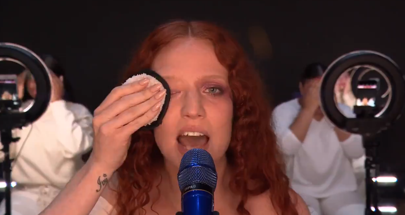 Jess Glyne e heq grimin në skenën e Brit Awards (VIDEO)