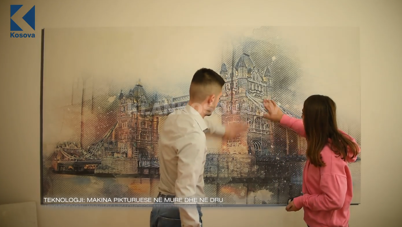 Makina pikturuese në mure dhe drunj (VIDEO)
