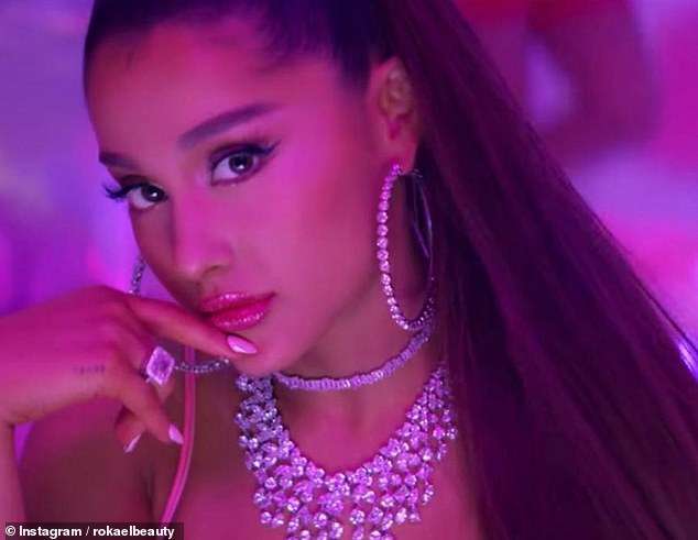Ariana Grande ofron 1.5 milionë dollarë për përmirësimin e tatuazhit të saj