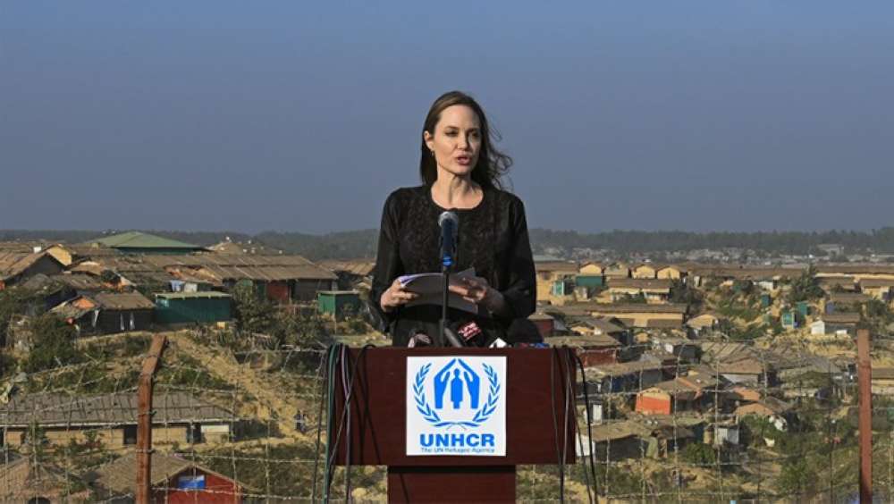 Angelina pas takimit me Brad shkon të vizitojë regugjatët në Bangladesh