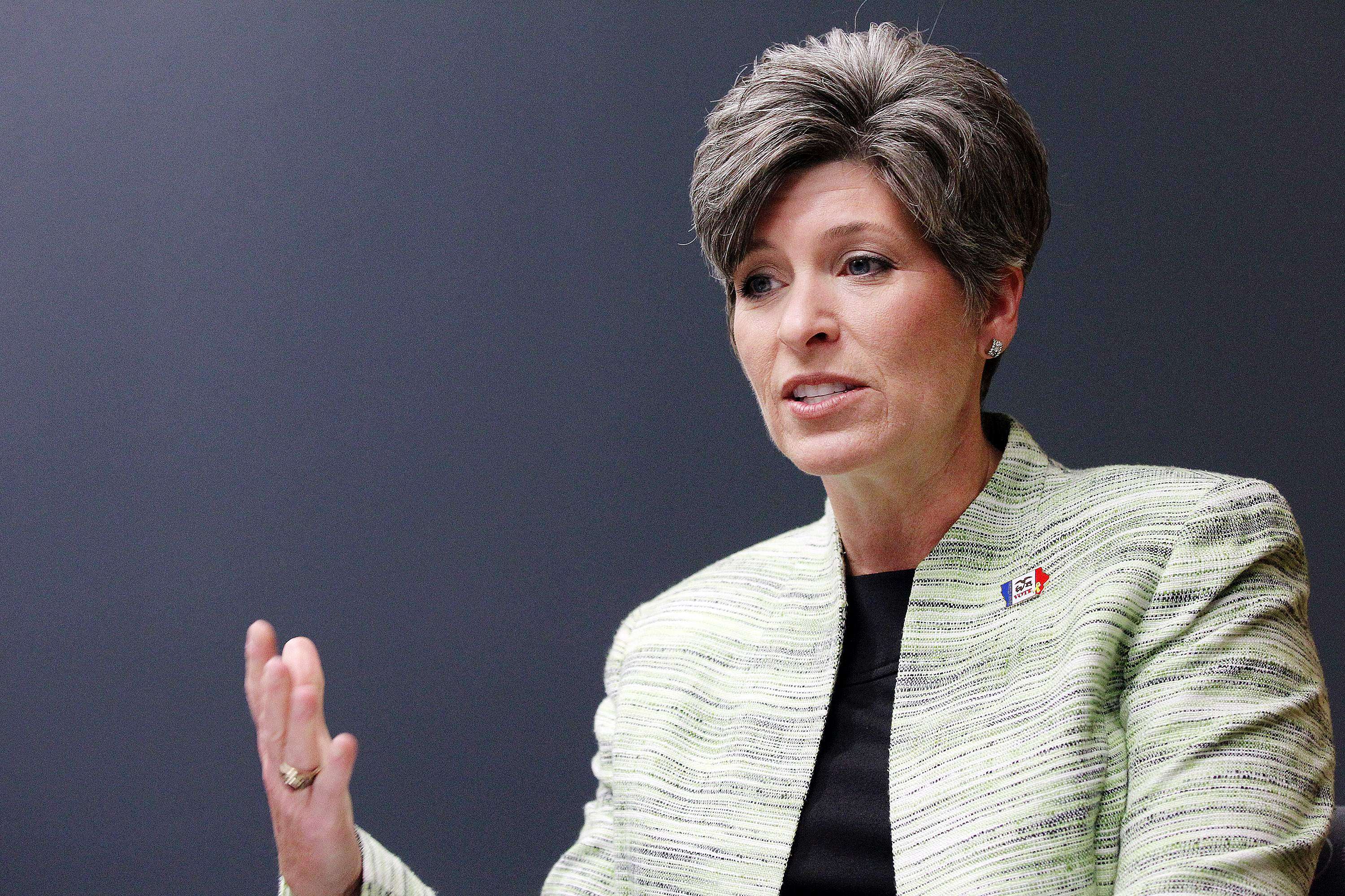 Joni ernst wig