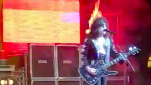 Flokët i marrin flakë, këngëtari vazhdon performancën (VIDEO)