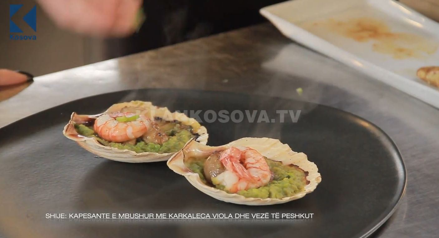 Kapesante e mbushur me karkaleca viola dhe vezë të peshkut (VIDEO)