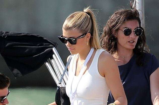 Sofia Richie shkëlqen në të bardhë