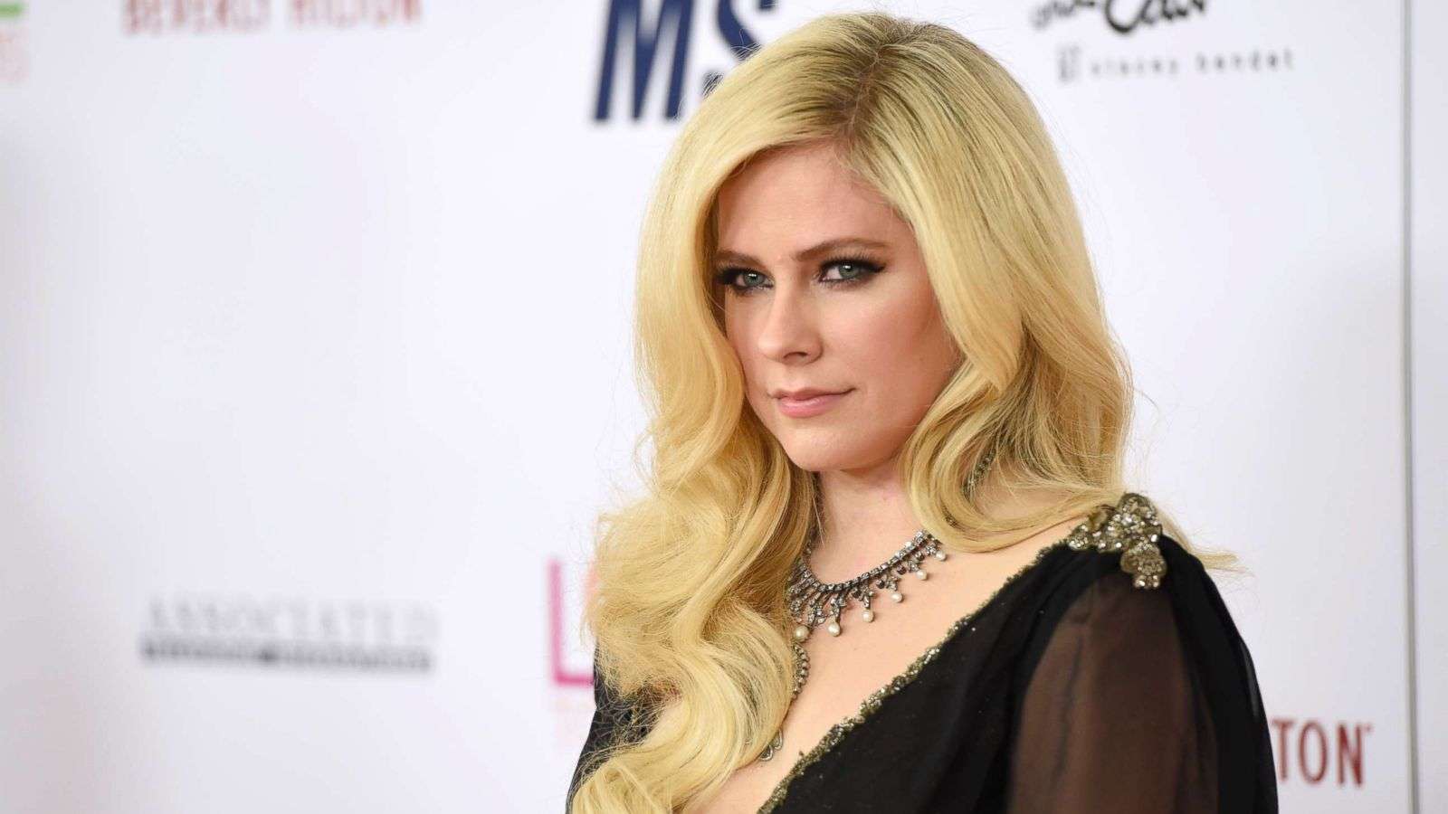 Avril Lavigne me këngë rreth sëmundjes së saj të rëndë