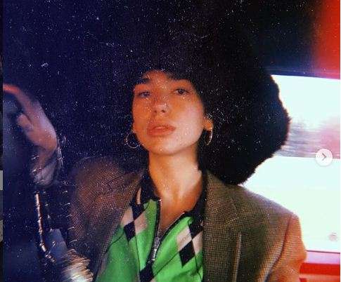Dua Lipa thyen ligjet e modës
