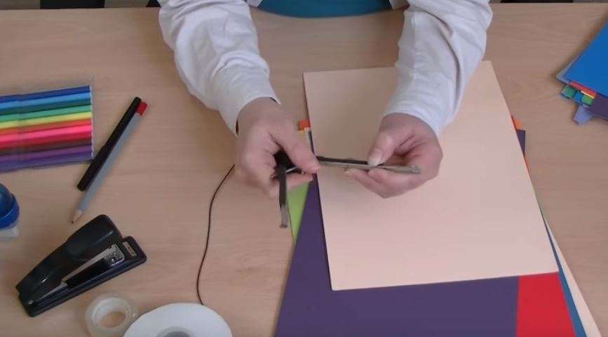 Krijoni kapela unike nga kartoni (VIDEO)