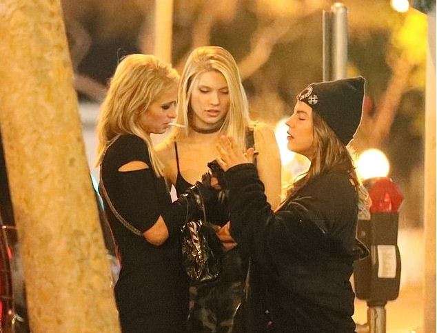 Paris Hilton darkon me miq-jashtë lokalit konsumoi cigare