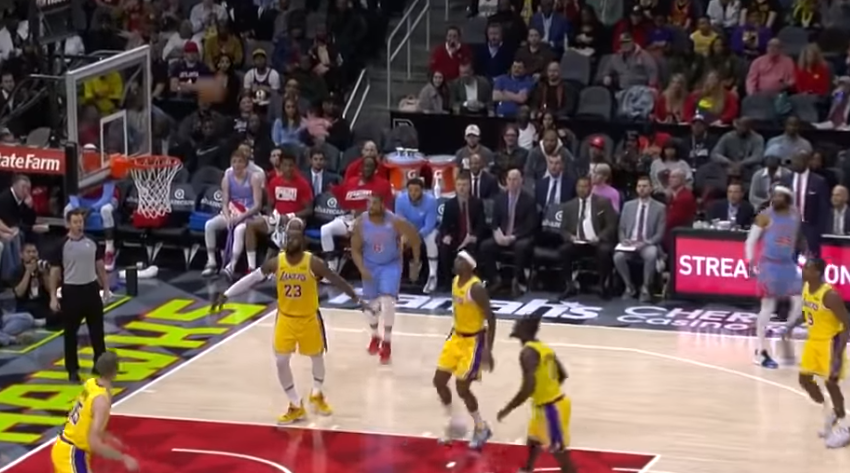 Hawks befasojnë Lakers (VIDEO)