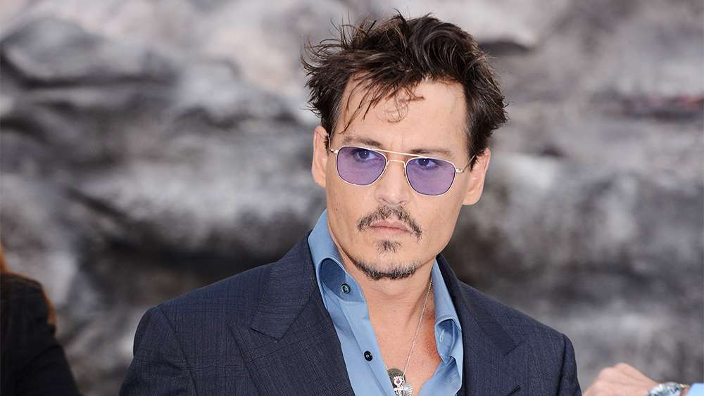 Johnny Depp puth një grua 'misterioze' gjatë xhirimeve në Serbi