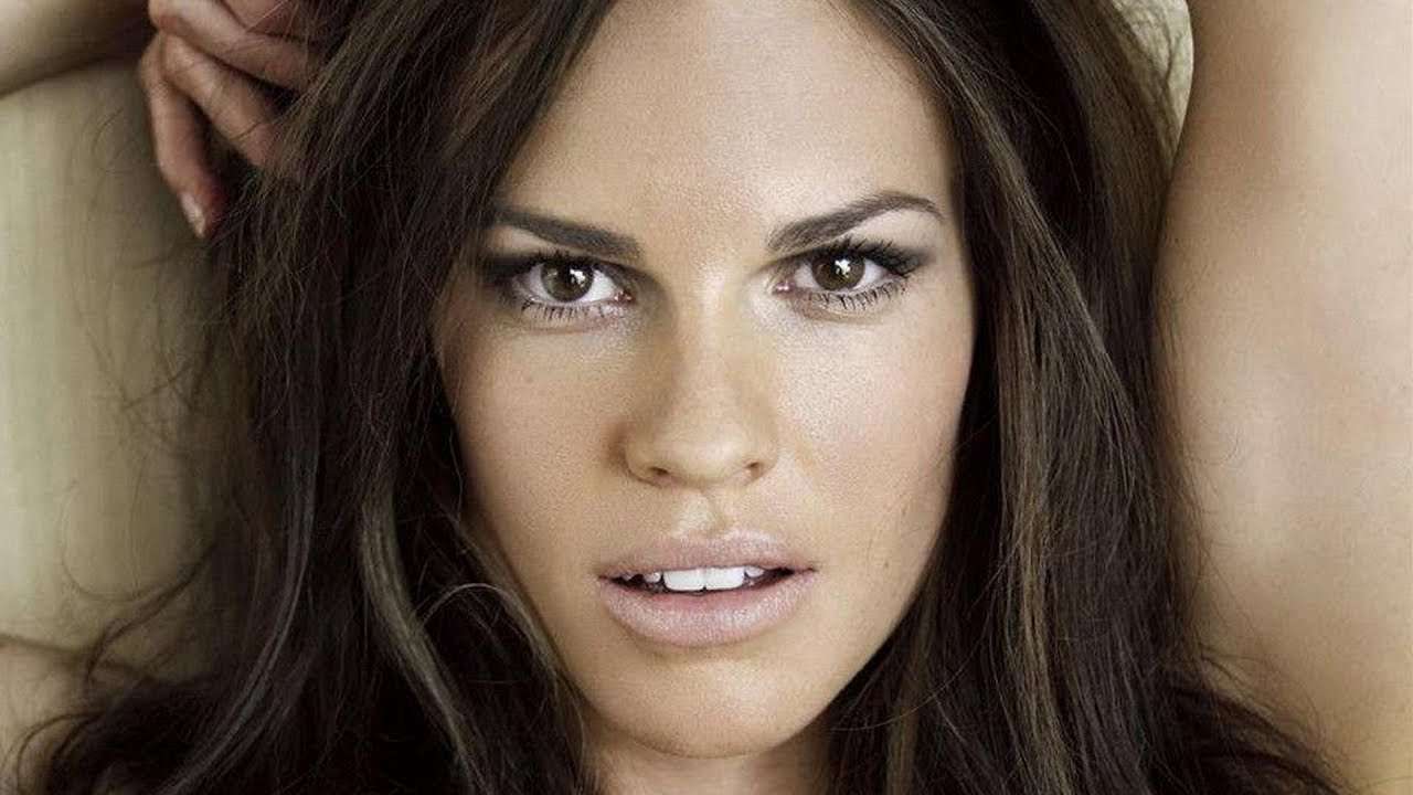 Hilary Swank shijon koncertin e Elton John bashkë me burrin e saj