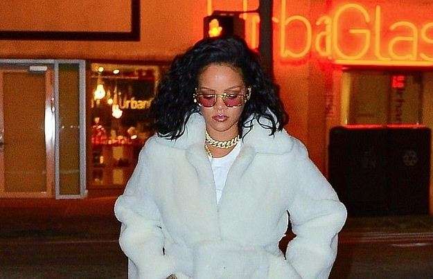 E bardha i rri shumë bukur Rihannas