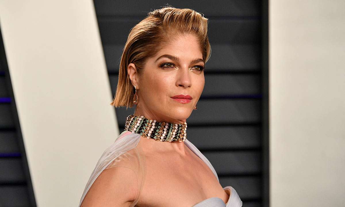 Selma Blair flet për herë të parë pas diagnozës me sklerozë